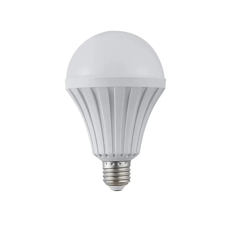 Automatická dobíjecí LED žárovka