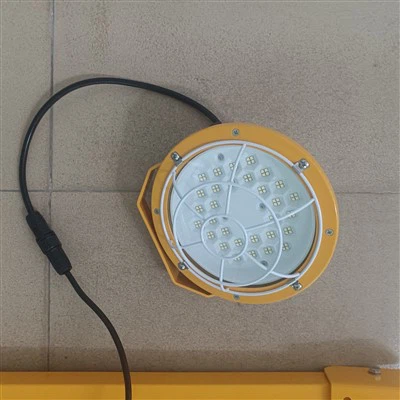 LED osvětlení nakládacího doku s otočným ramenem